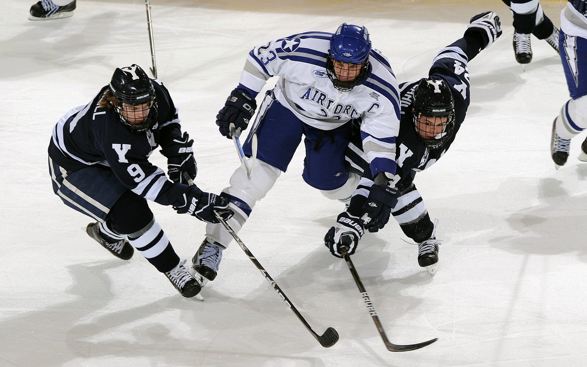训练结束后球队统一参加媒体活动展示良好精神风貌,训练结束后,进行总结讲评